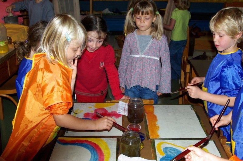 Kinder spielen im Freien auf dem Gelände der Sihlau